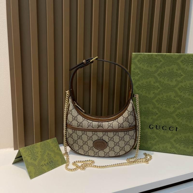 Gucci Handbags 943